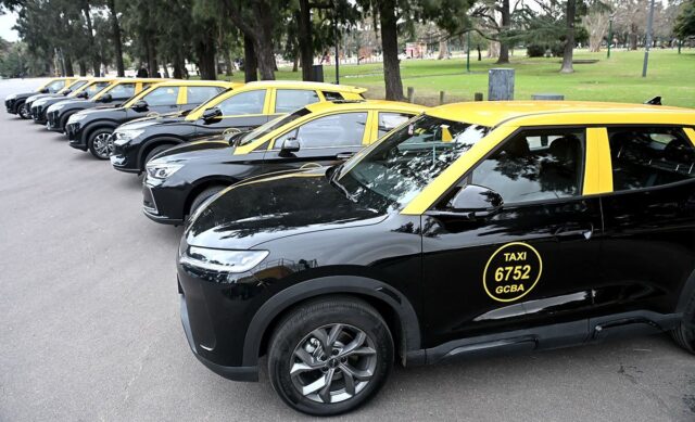 Los-taxis-electricos-ya-circulan-por-las-calles-portenas