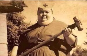 La anestesióloga Matilda Crawford que usaba un enorme martillo