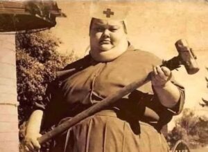 La anestesióloga Matilda Crawford que usaba un enorme martillo
