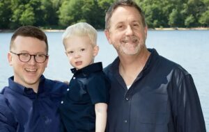 Dos sacerdotes gays adoparon un niño para convivir en familia