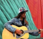 La cantautora de rock alternativo Mercedes Brown lanza su álbum debut ‘Light the Fire’