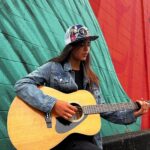 La cantautora de rock alternativo Mercedes Brown lanza su álbum debut ‘Light the Fire’