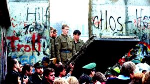 El día en que los alemanes comenzaron a derribar el Muro de Berlín