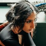 La rockera indo-canadiense ASTRA recupera su poder tras el abuso en su valiente sencillo «IDGAF»