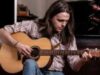 Stephen Ingram reflexiona sobre la atracción del hogar en su nuevo sencillo «Leaving Song».