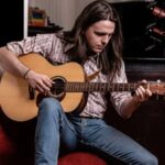 Stephen Ingram reflexiona sobre la atracción del hogar en su nuevo sencillo «Leaving Song».