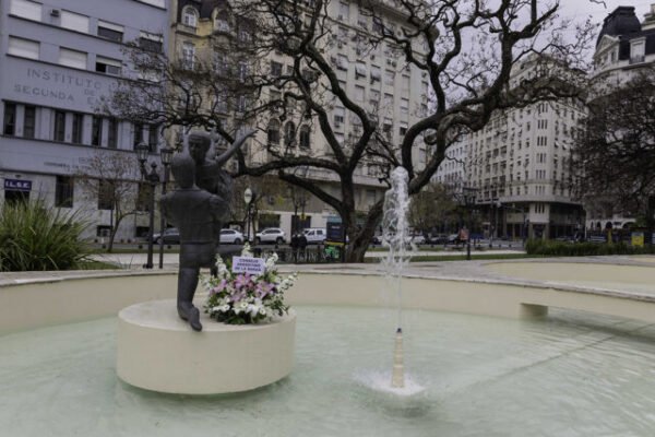 A-55-anos-de-la-tragedia-restauraron-la-fuente-que-homenajea-al-Ballet-del-Colon-scaled-1
