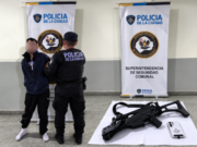 Cayó un delincuente que robaba con una réplica de ametralladora