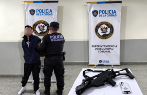 Cayó un delincuente que robaba con una réplica de ametralladora