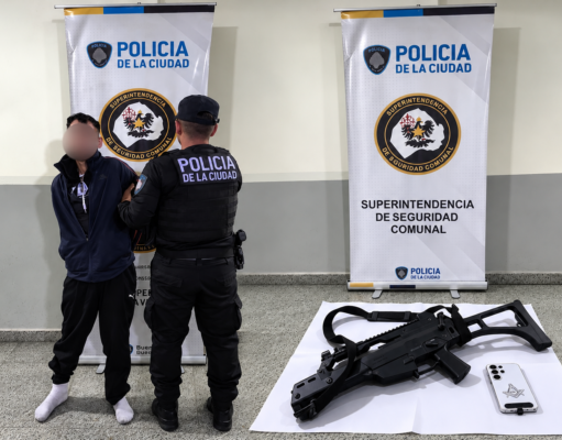 Cayó un delincuente que robaba con una réplica de ametralladora