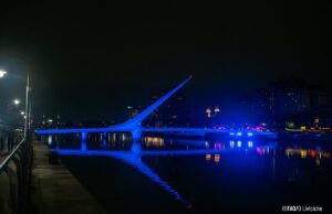 El Puente de la Mujer y el Planetario se vestirán de azul
