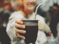 El mate se reinventa con bares y degustaciones en Buenos Aires