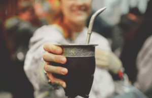 El mate se reinventa con bares y degustaciones en Buenos Aires