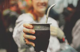 El mate se reinventa con bares y degustaciones en Buenos Aires