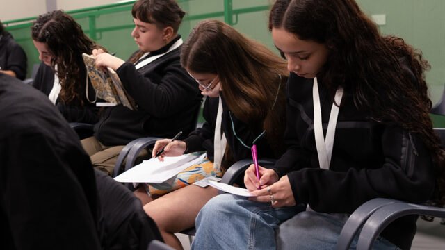 La-Ciudad-impulsa-la-participacion-estudiantil-con-talleres-de-oratoria-scaled-1
