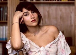 Iràn confirma condena contra la cantante Parastoo Ahmadi con 74 latigazos y prohibiciòn para salir del paìs