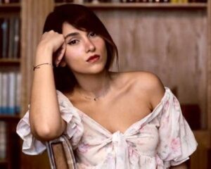 Iràn confirma condena contra la cantante Parastoo Ahmadi con 74 latigazos y prohibiciòn para salir del paìs