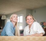 La cantautora danesa Tina Dico une fuerzas con Emilíana Torrini en su nuevo sencillo «¡Este fuego!»