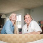 La cantautora danesa Tina Dico une fuerzas con Emilíana Torrini en su nuevo sencillo «¡Este fuego!»