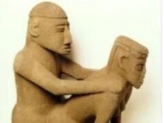 La estatua de basalto que muestra a una pareja en un acto sexual