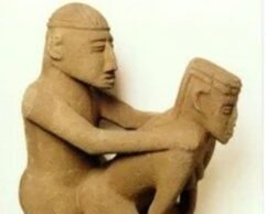 La estatua de basalto que muestra a una pareja en un acto sexual