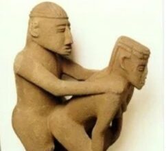 La estatua de basalto que muestra a una pareja en un acto sexual