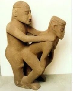 La estatua de basalto que muestra a una pareja en un acto sexual