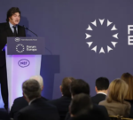Javier Milei irrumpe en la precampaña con insultos a Pedro Sánchez, que se declara «zurdo orgulloso»