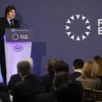 Javier Milei irrumpe en la precampaña con insultos a Pedro Sánchez, que se declara «zurdo orgulloso»