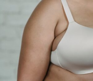 Las mujeres con senos grandes tendrìan màs posibilidades de sufrir migrañas crònicas